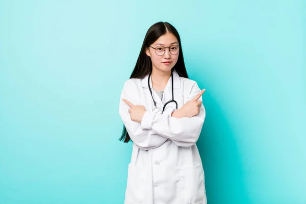 Joven Chino Médico Mujer Señala Lado Está Tratando Elegir Entre —  Fotos de Stock