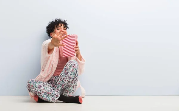 Jonge Afro Amerikaanse Vrouw Zitten Houden Een Popcorn Box — Stockfoto