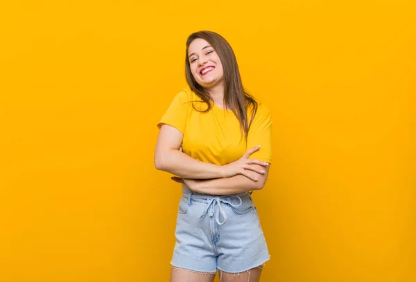 Giovane Donna Adolescente Indossa Una Camicia Gialla Ridere Divertirsi — Foto Stock