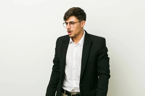 Fiatal Üzleti Hispán Ember Hogy Megdöbbent Mert Valami Látott — Stock Fotó