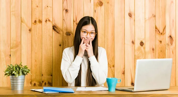 Jovem Chinesa Estudando Sua Mesa Duvidando Entre Duas Opções — Fotografia de Stock