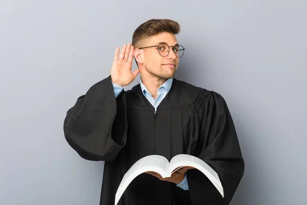 Ung Jurist Håller Bok Som Försöker Lyssna Ett Skvaller — Stockfoto