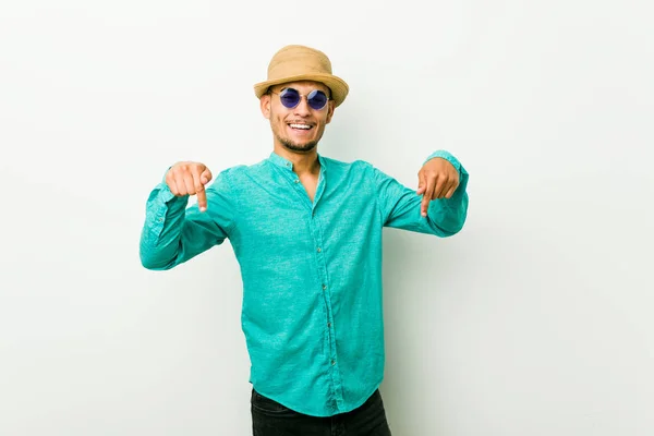 Νέος Ισπανικός Άνθρωπος Φορώντας Ένα Καλοκαιρινό Ρούχα Σημεία Κάτω Δάχτυλα — Φωτογραφία Αρχείου