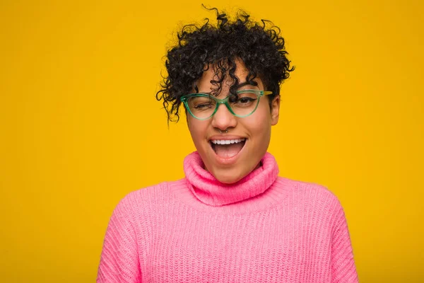 Jovem Afro Americana Vestindo Uma Camisola Rosa Gritando Para Céu — Fotografia de Stock