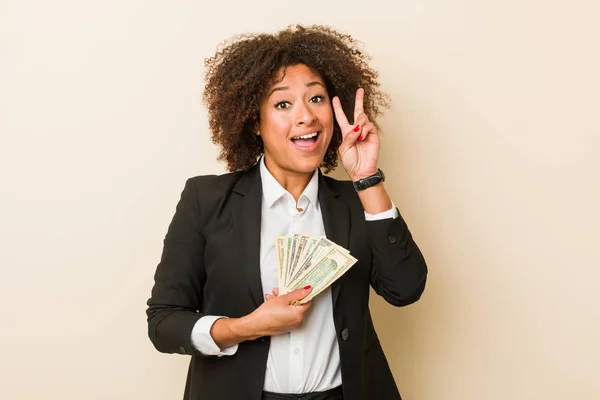 Jovem Afro Americana Segurando Dólares Mostrando Sinal Vitória Sorrindo Amplamente — Fotografia de Stock