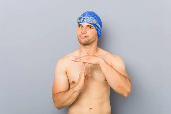 Mladý Profesionální Plavec Zobrazující Gesto Časového Limitu — Stock fotografie