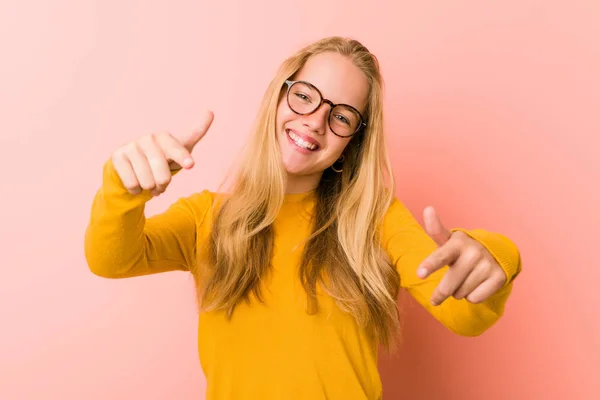 Adorável Adolescente Mulher Sorrisos Alegres Apontando Para Frente — Fotografia de Stock