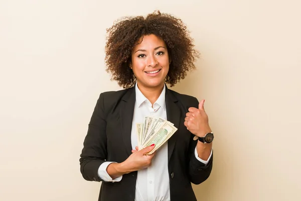 Junge Afrikanisch Amerikanische Frau Hält Lächelnd Dollars Die Höhe Und — Stockfoto