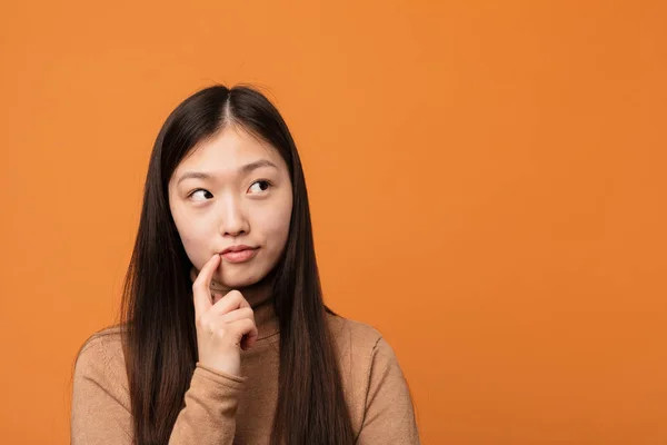 Jovem Mulher Chinesa Bonita Olhando Para Lado Com Expressão Duvidosa — Fotografia de Stock