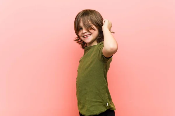 Маленький Хлопчик Вказує Пальцем Убік Сміючись Безтурботно — стокове фото
