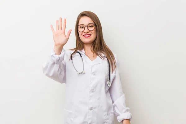 Beyaz Bir Duvara Karşı Genç Doktor Kadın Gülümseyen Neşeli Parmakları — Stok fotoğraf