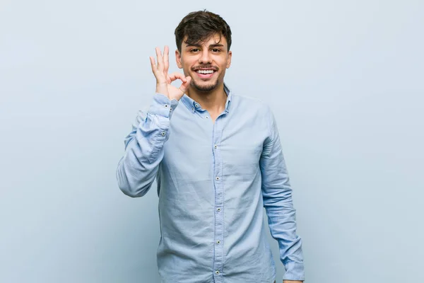 Jovem Hispânico Homem Negócios Alegre Confiante Mostrando Gesto — Fotografia de Stock