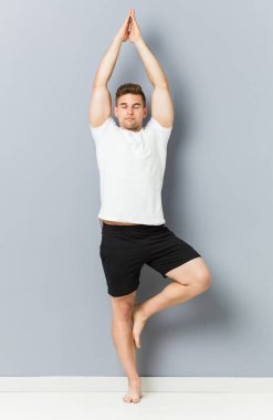 Genç beyaz adam kapalı yoga