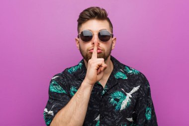 Tatil eki takan genç adam sır tutuyor ya da sessizlik istiyor.