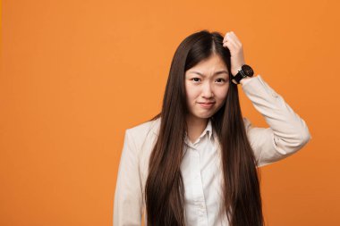 Genç iş çinli kadın şok oluyor, o önemli toplantı hatırladı.