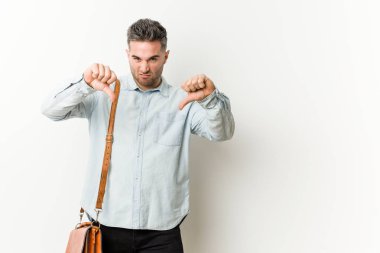 Genç yakışıklı iş adamı başparmak aşağı gösteren ve sevmediğimi ifade.