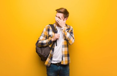 Genç kızıl saçlı öğrenci adam utandı ve aynı zamanda gülüyor