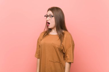 Gözlük takan genç öğrenci kadın gördüğü bir şey yüzünden şoke oluyor.