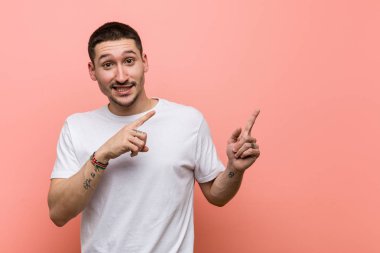 Genç rahat adam bir kopya alanı için işaret işaret şok.