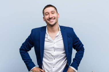 Genç iş kafkas adam emin onu kalçaları ellerini tutarak.