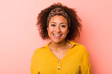 Pembe bir arka plan karşı genç afrikalı Amerikalı kadın