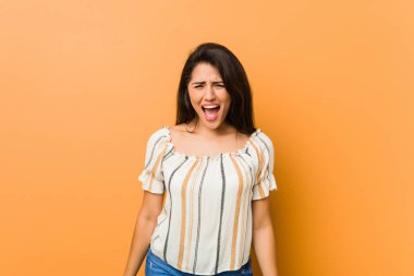 Genç kıvrımlı kadın çok kızgın ve agresif çığlık.