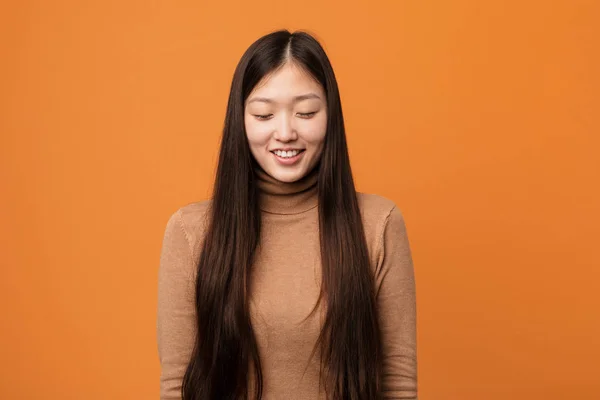 Junge Hübsche Chinesin Lacht Und Schließt Die Augen Fühlt Sich — Stockfoto