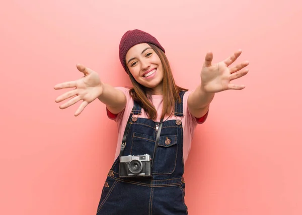 Ung Söt Fotograf Kvinna Mycket Glad Att Kram Framsidan — Stockfoto