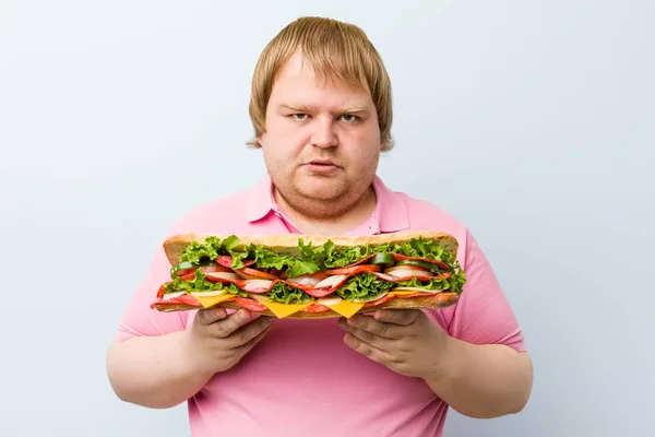 Καυκάσιος Τρελός Ξανθός Χοντρός Άνθρωπος Κρατώντας Ένα Τεράστιο Σάντουιτς — Φωτογραφία Αρχείου