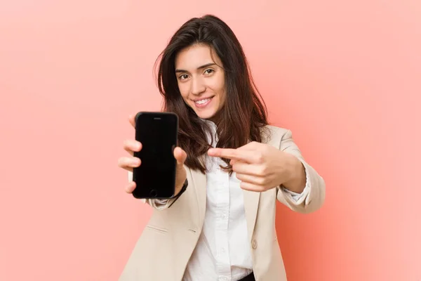 Joven Mujer Caucásica Hablando Por Teléfono — Foto de Stock