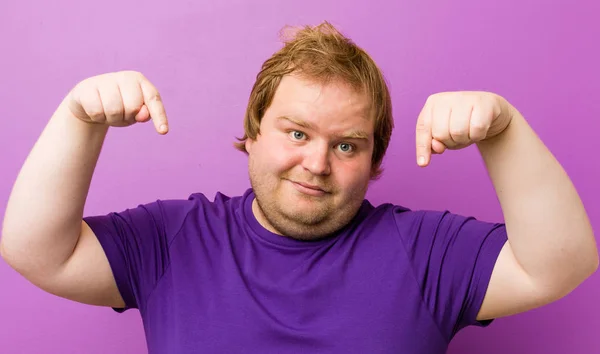 Young Authentic Redhead Fat Man Points Fingers Positive Feeling — Stock Photo, Image