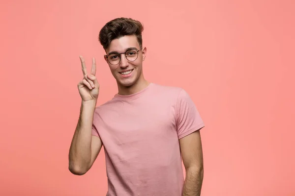 Joven Hombre Caucásico Fresco Alegre Despreocupado Mostrando Símbolo Paz Con — Foto de Stock