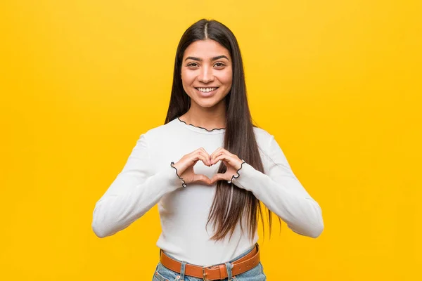 Jovem Mulher Árabe Bonita Contra Fundo Amarelo Sorrindo Mostrando Uma — Fotografia de Stock