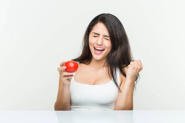 Mujer Hispana Joven Sosteniendo Tomate Animando Despreocupado Emocionado Concepto Victoria —  Fotos de Stock