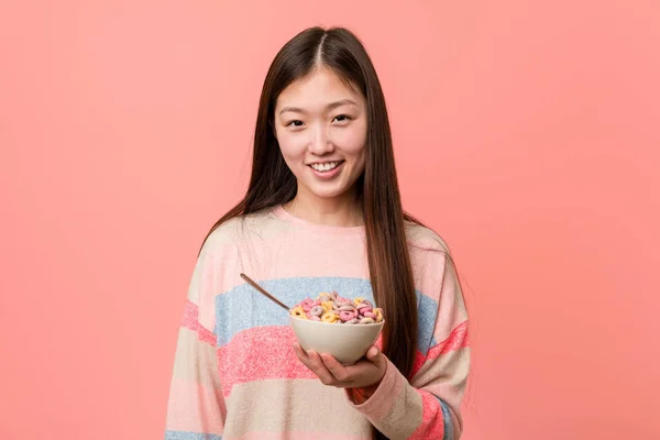 年轻的亚洲妇女与谷类碗快乐 微笑和欢快 — 图库照片