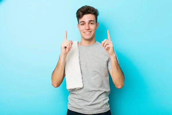 Jovem Fitness Adolescente Homem Indica Com Ambos Dedos Dianteiros Para — Fotografia de Stock