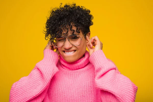 Jovem Afro Americana Vestindo Uma Camisola Rosa Cobrindo Orelhas Com — Fotografia de Stock