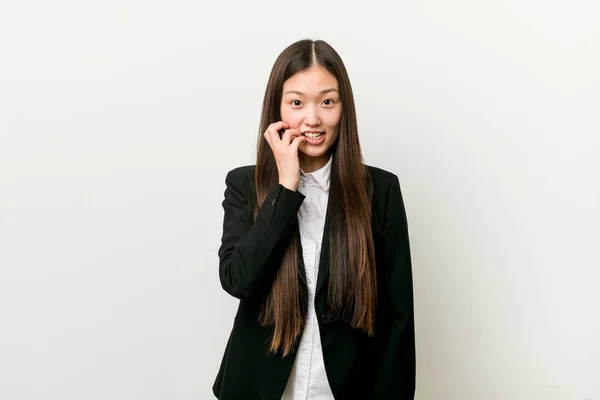 Joven Mujer Negocios Bastante Chino Mordiendo Las Uñas Nervioso Muy — Foto de Stock