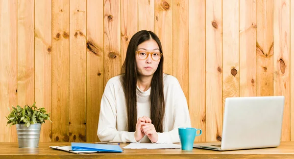 Joven Mujer China Estudiando Escritorio Encoge Hombros Los Ojos Abiertos —  Fotos de Stock