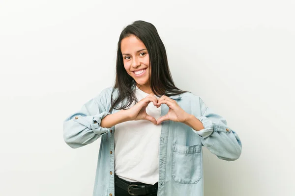 Mujer Hispana Joven Sonriendo Mostrando Una Forma Corazón Con Las —  Fotos de Stock