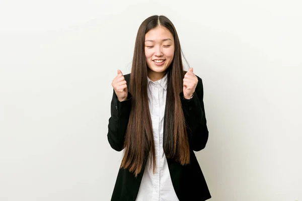 Joven Mujer Negocios Bastante Chino Levantando Puño Sintiéndose Feliz Exitoso — Foto de Stock