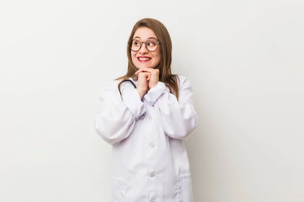 Jonge Dokter Vrouw Tegen Een Witte Muur Houdt Handen Onder — Stockfoto