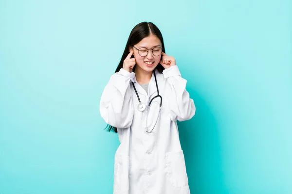 Mladá Čínská Doktorka Žena Zakrývající Uši Rukama — Stock fotografie