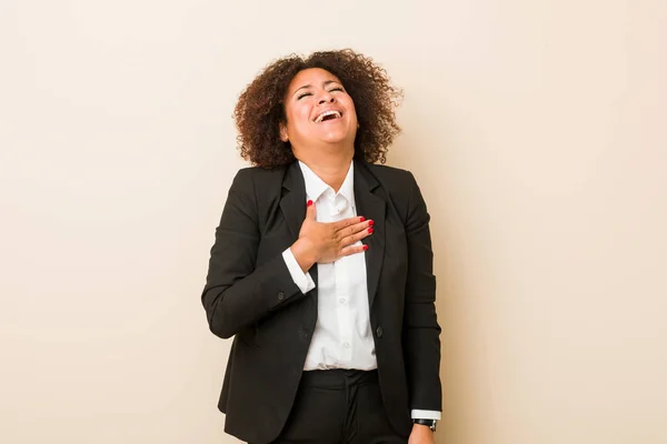 Young Business Afrikansk Amerikansk Kvinna Skrattar Högt Hålla Hand Bröstet — Stockfoto