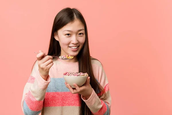 年轻的亚洲妇女拿着一个麦片碗 — 图库照片