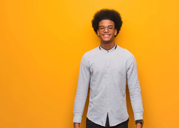 Νέος Αφρικανός Αμερικανός Άνθρωπος Πάνω Από Ένα Πορτοκαλί Τοίχο Χαρούμενο — Φωτογραφία Αρχείου
