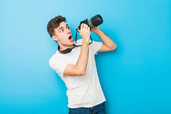 Adolescente Caucasiano Homem Tirar Fotos Com Uma Câmera Reflexa — Fotografia de Stock