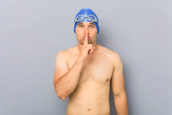 Mladý Profesionální Plavec Který Drží Tajemství Nebo Žádá Mlčení — Stock fotografie