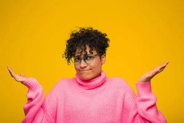 Jovem Afro Americana Vestindo Uma Camisola Rosa Duvidar Ombros Encolhendo — Fotografia de Stock