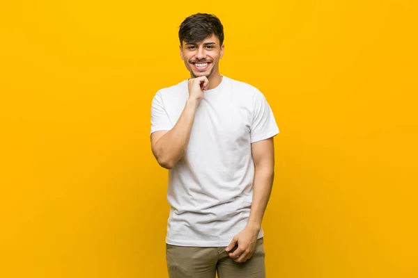 Jovem Hispânico Casual Homem Sorrindo Feliz Confiante Tocando Queixo Com — Fotografia de Stock